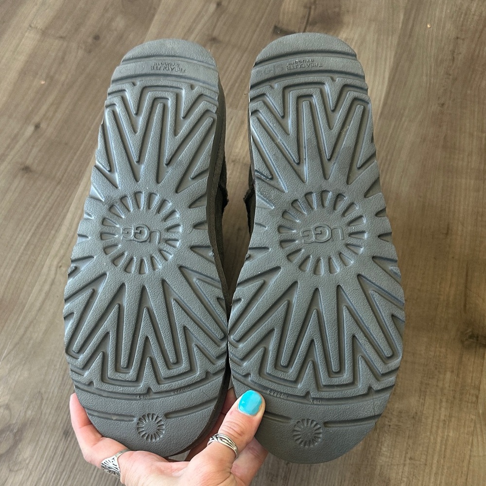 Grey medium height Uggs - image 3